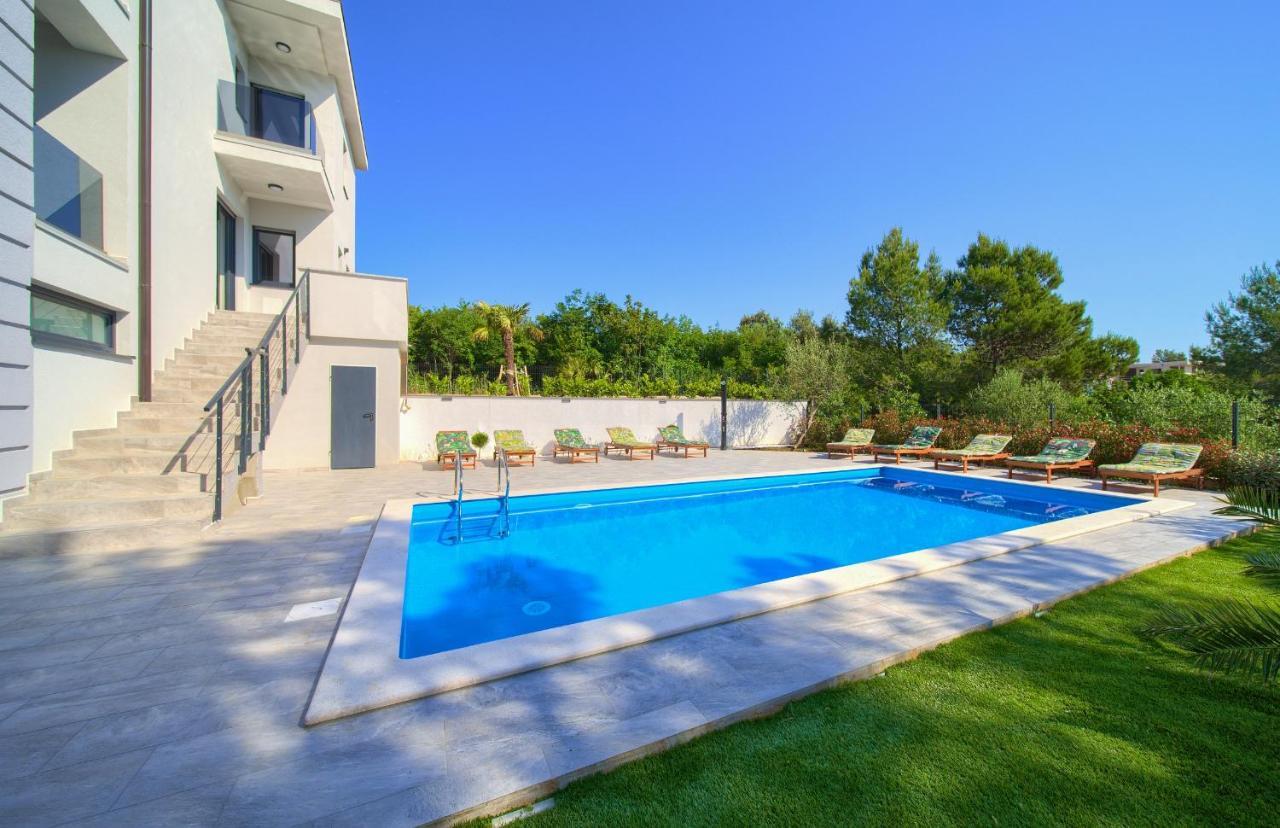 Apartments Paola & Karla With Pool Крк Экстерьер фото