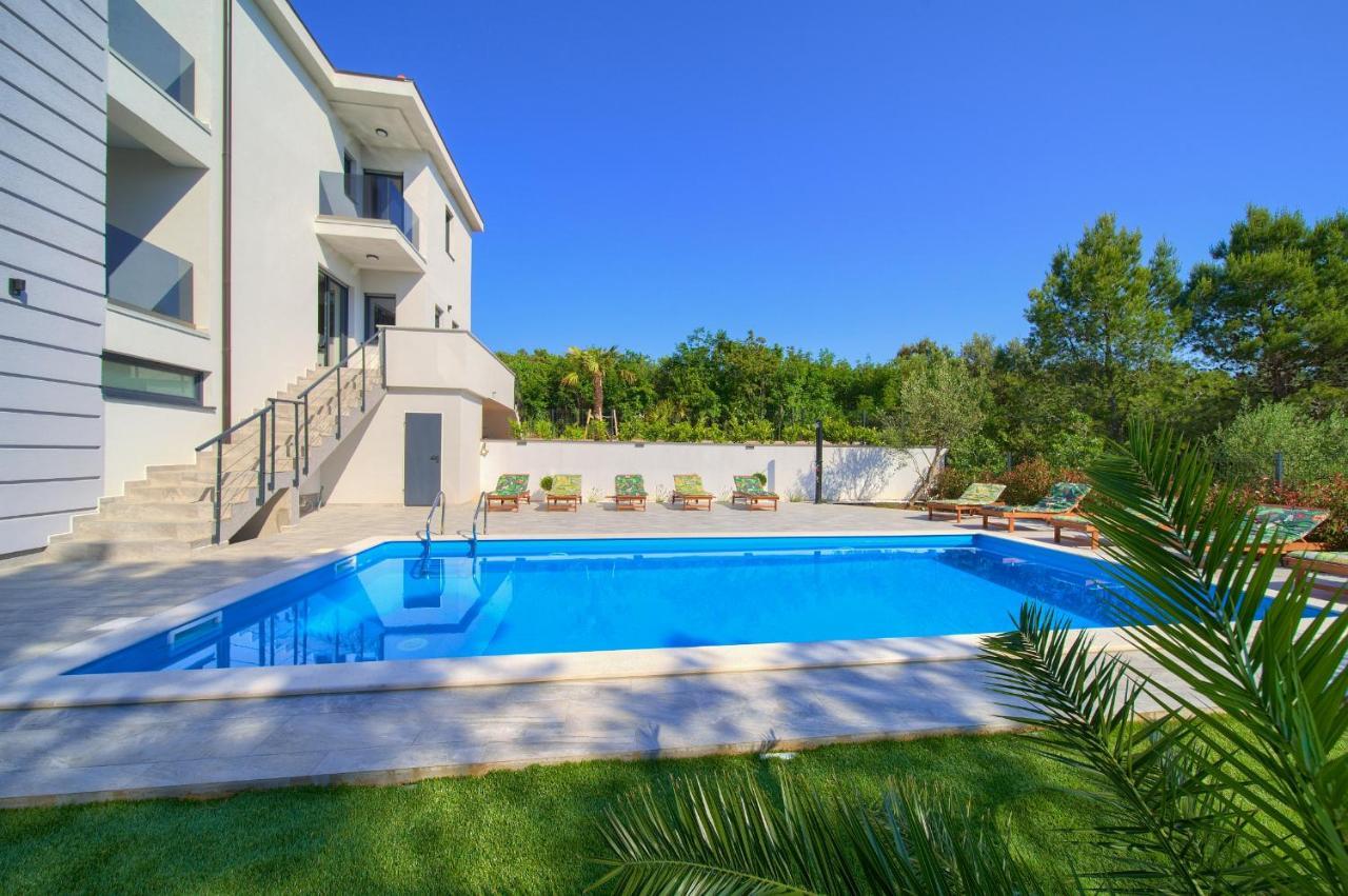 Apartments Paola & Karla With Pool Крк Экстерьер фото